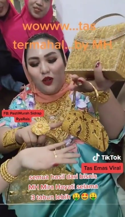 Koleksi tas emas Mira Hayati. [TikTok/@pasti_murah_mh_kosmetik]