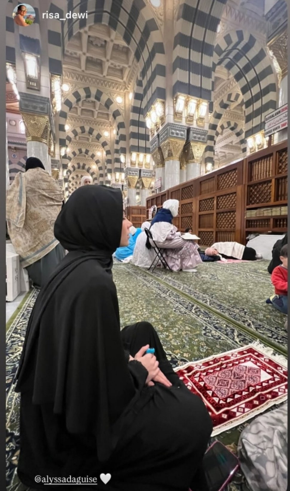 Potret Alyssa Daguise Bersama Sang Mama Saat Umrah, Tampil Syar’i dan Memesona (Instagram)