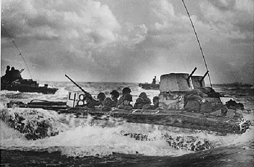 Marinir AS naik LVT menuju pantai Pulau Tinian dekat Guam pada Juli 1944. (National Archives and Records Administration)