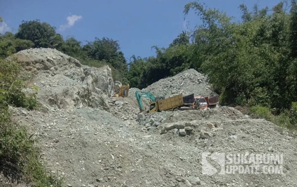 Aktivitas galian tambang batu hijau di Cikembar Sukabumi yang diprotes warga. (Sumber : Istimewa)