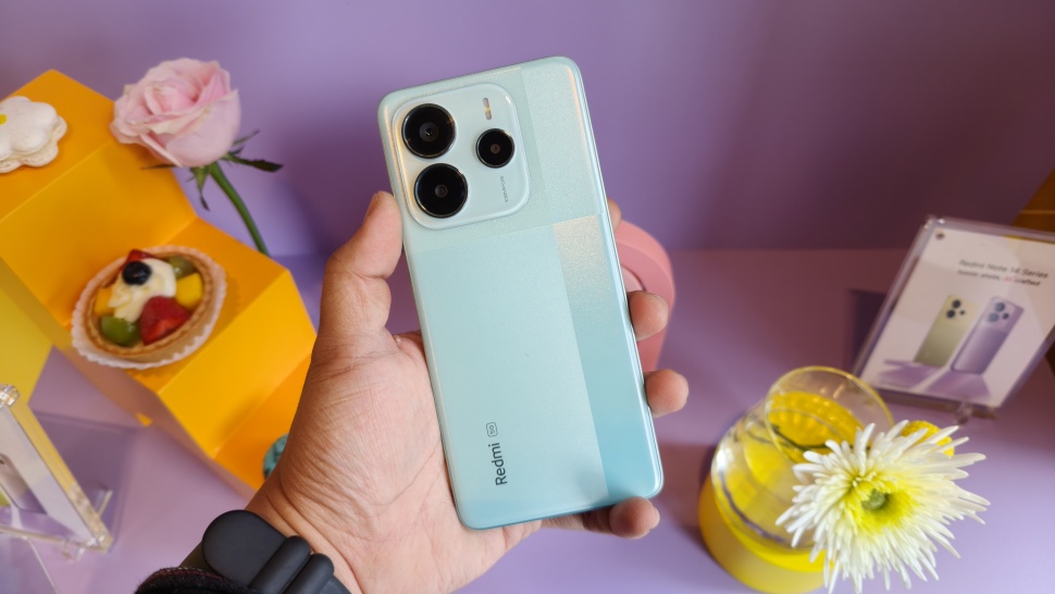 Redmi Note 14 5G yang resmi diluncurkan Xiaomi ke Indonesia pada Jumat (24/1/2025). [Suara.com/Dicky Prastya]