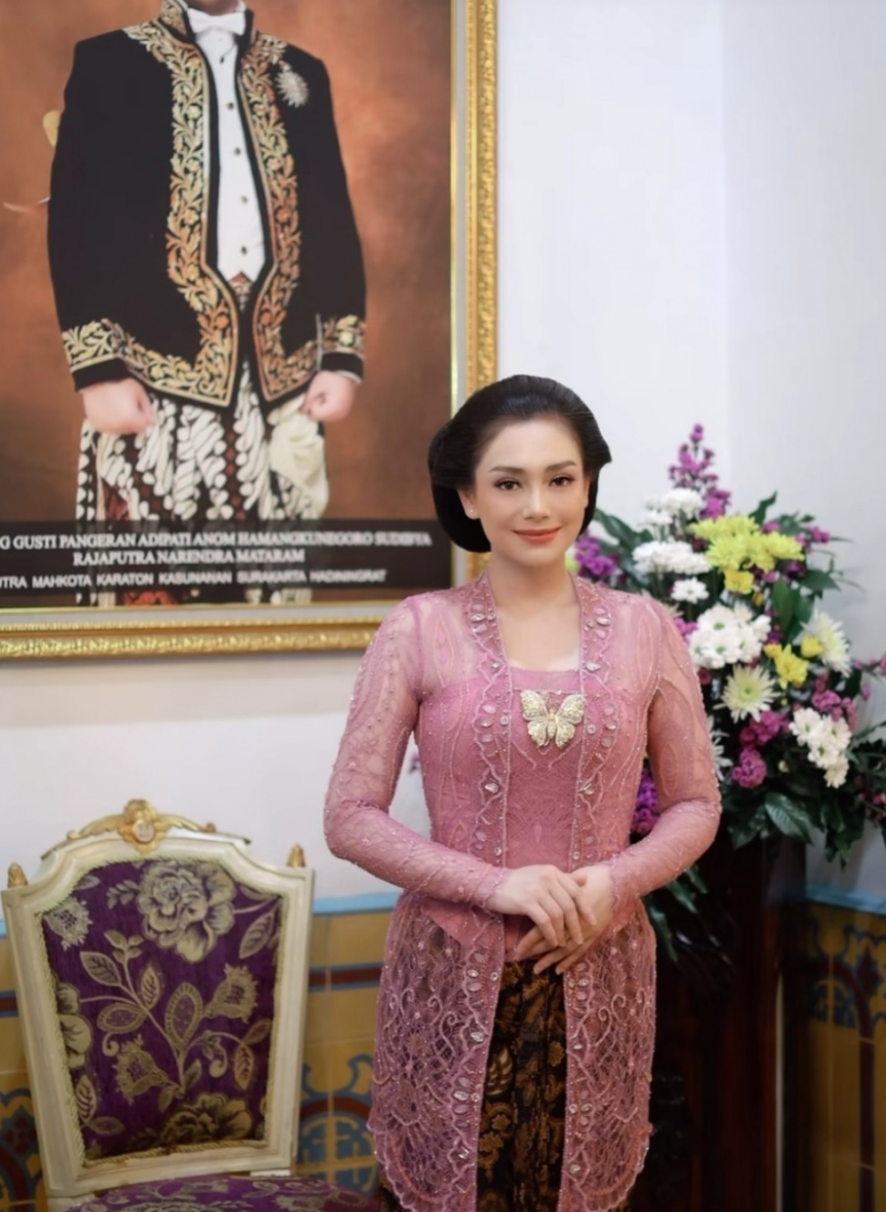 Gaya Anggun Celine Evangelista dengan Kebaya Kutu Baru saat Dapat Gelar Keraton (Instagram)