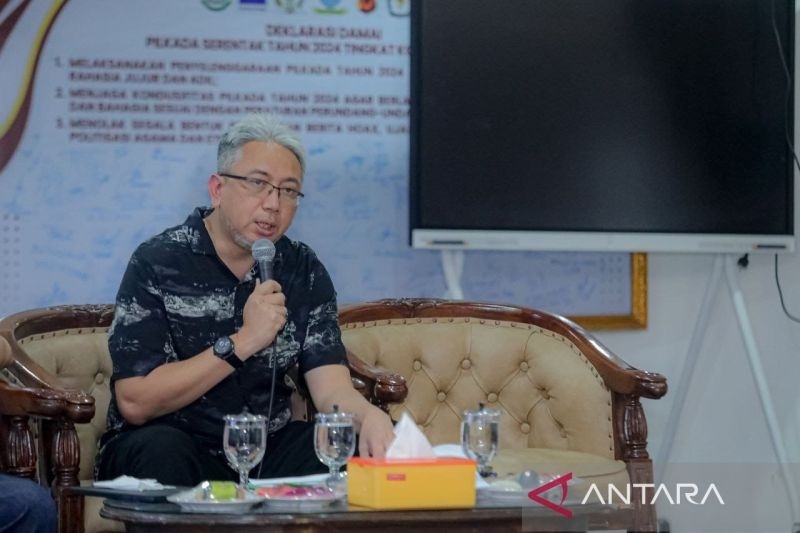 Kepala Dinas Lingkungan Hidup Kota Bandung Dudy Prayudi saat memberikan keterangan di Kota Bandung, Jawa Barat. (ANTARA/Rubby Jovan)