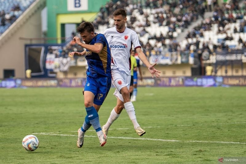 Pesepak bola PSM Makassar Nermin Haljeta (kanan) berusaha merebut bola dari pesepak bola Persib Bandung Mateo Kocijan (kiri) saat pertandingan Group A Piala Presiden 2024 di Stadion Si Jalak Harupat, Kabupaten Bandung, Jawa Barat, Jumat (19/7/2024). Persib Bandung menang atas PSM Makassar dengan skor 2-0. ANTARA FOTO/M Agung Rajasa/YU