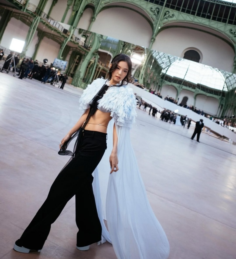 Jennie BLACKPINK Curi Perhatian di Paris dengan Gaya Berani & Jubah Ikonik Chanel (Instagram)