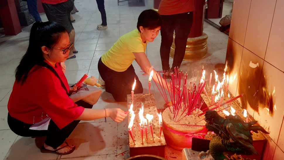 Warga Tionghoa saat perayaan malam Imlek di Vihara Dharma Bakti, Jalan Panglima Polem, Gampong Laksana, Kuta Alam, Kota Banda Aceh, Selasa (28/1/2025). [Suara.com/Habil]