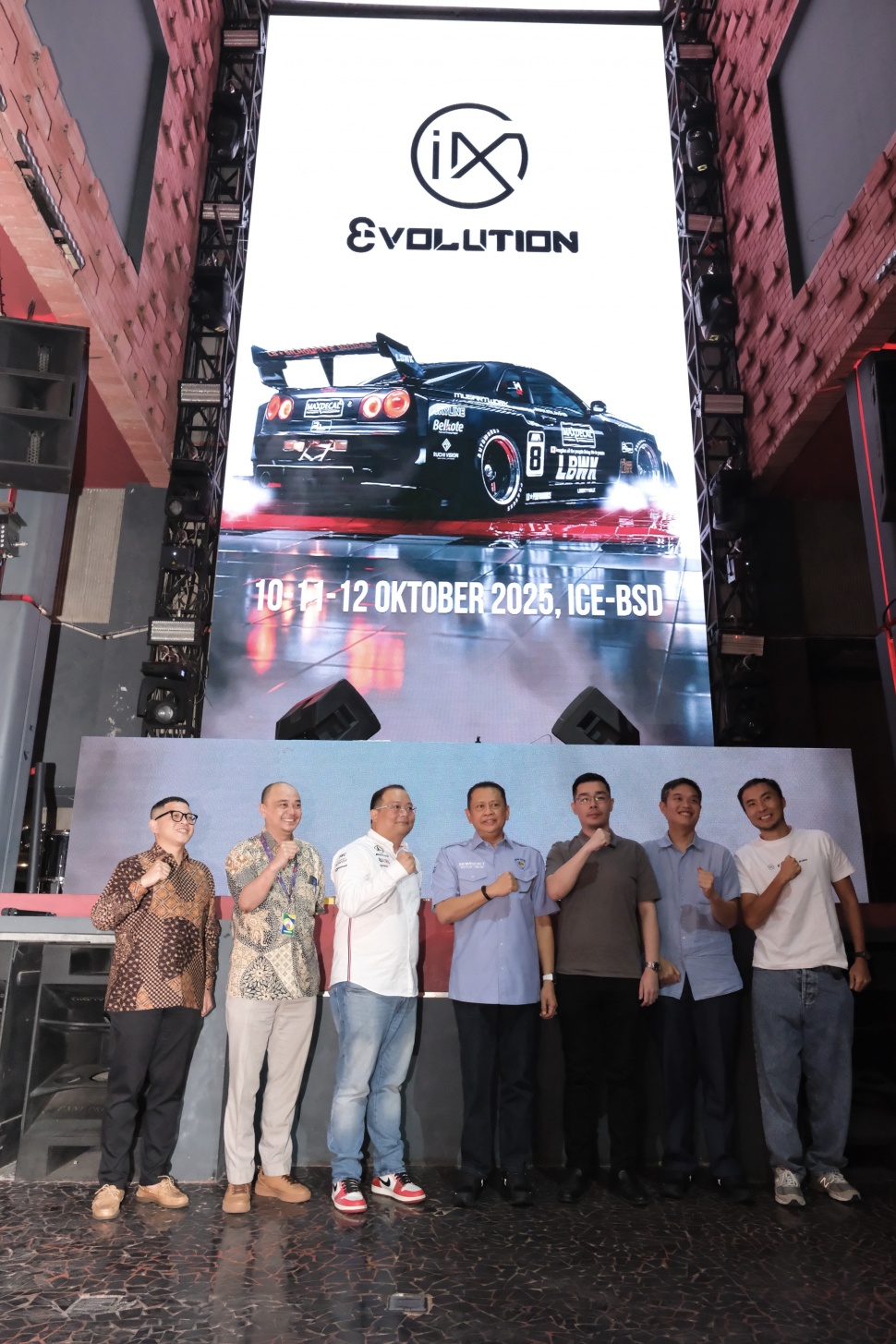 Bambang Soesatyo selaku Ketua Umum Ikatan Motor Indonesia (IMI), Andre Mulyadi selaku Project Director IMX (Indonesia Modification & Lifestyle Expo), Toga Simamora selaku Ketua Tim Kerja Program, Evaluasi, dan Pelaporan, Direktorat IMATAP  mewakili Kementerian Perindustrian Republik Indonesia, dan juga para tokoh di industri aftermarket Indonesia menyaksikan persiapan NMAA membawa produk terbaiknya ke Jepang (Dok: NMAA)