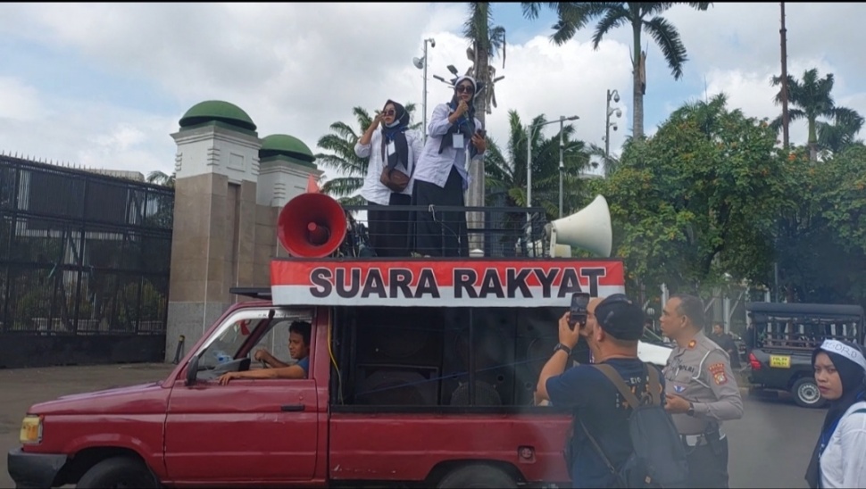 Koordinator Forum Guru Swasta Nasional Passing Grade Tahun 2023, Tsimarul Yaniah, mengatakan ada angin segar bagi para guru swasta yang hari ini hadir menggelar aksi demonstrasi di depan gedung DPR RI, Senayan, Jakarta, Kamis (30/12025). (Suara.com/Moh Reynaldi Risahondua)