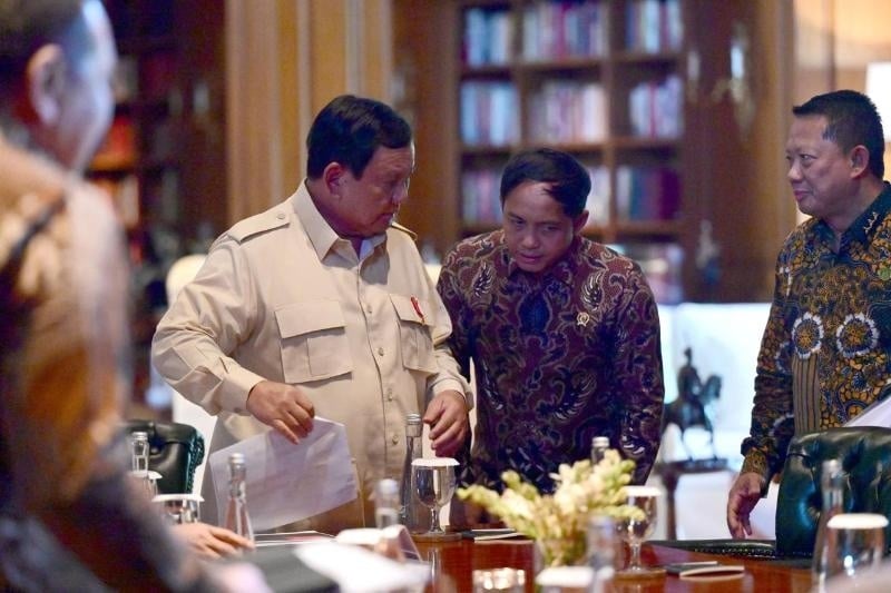 Presiden RI Prabowo Subianto mengeluarkan sejumlah kebijakan dalam rapat terbatas (ratas) yang digelar di kediaman pribadinya, Hambalang, Bogor, Jawa Barat, Jumat (31/1/2025). (Foto dokumen: Biro Pers)