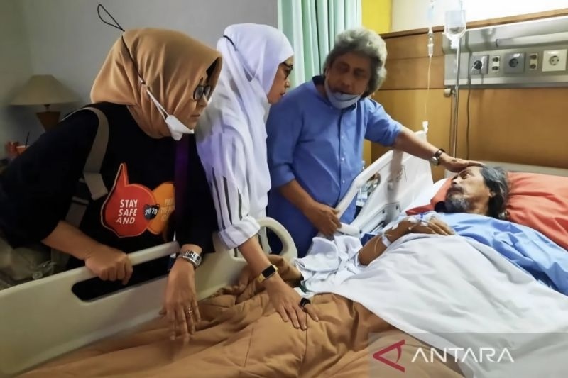 Musisi Acil Bimbo (berbaring) bersama keluarga dekatnya saat dia dirawat di RSHS Bandung, Jawa Barat sejak hari Minggu (27/10/2024). (ANTARA/Instagram @achihardjakusumah/am.)