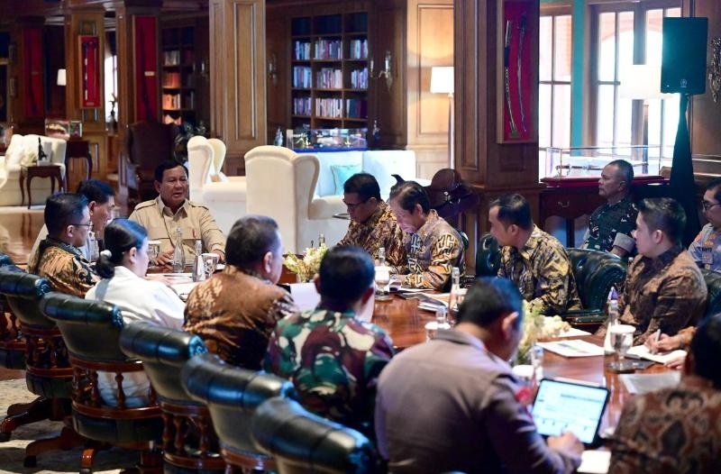 Presiden RI Prabowo Subianto mengeluarkan sejumlah kebijakan dalam rapat terbatas (ratas) yang digelar di kediaman pribadinya, Hambalang, Bogor, Jawa Barat, Jumat (31/1/2025). (Foto dokumen: Biro Pers)