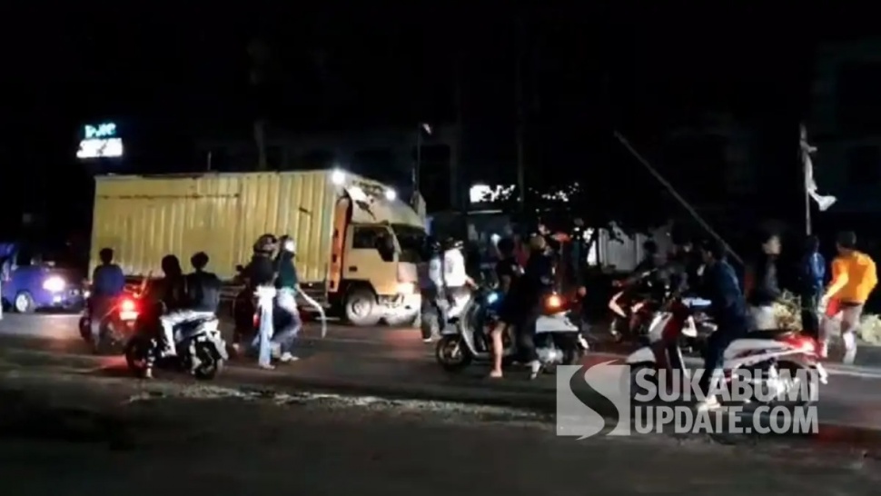 Aksi konvoi geng motor bersenjata di di Jalan Nasional Sukabumi-Bogor, tepatnya di Desa Benda, Kecamatan Cicurug, Kabupaten Sukabumi, pada Jumat dini hari, 31 Januari 2025. (Sumber Foto: Tangkapan layar video/Istimewa)