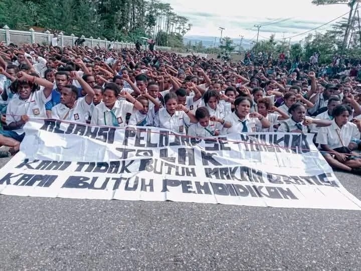 Aksi ratusan pelajar di Yahukimo, Papua Pegunungan menolak makan bergizi gratis (MBG) digelar di Dekai, Senin (3/2//2025). [Ist]