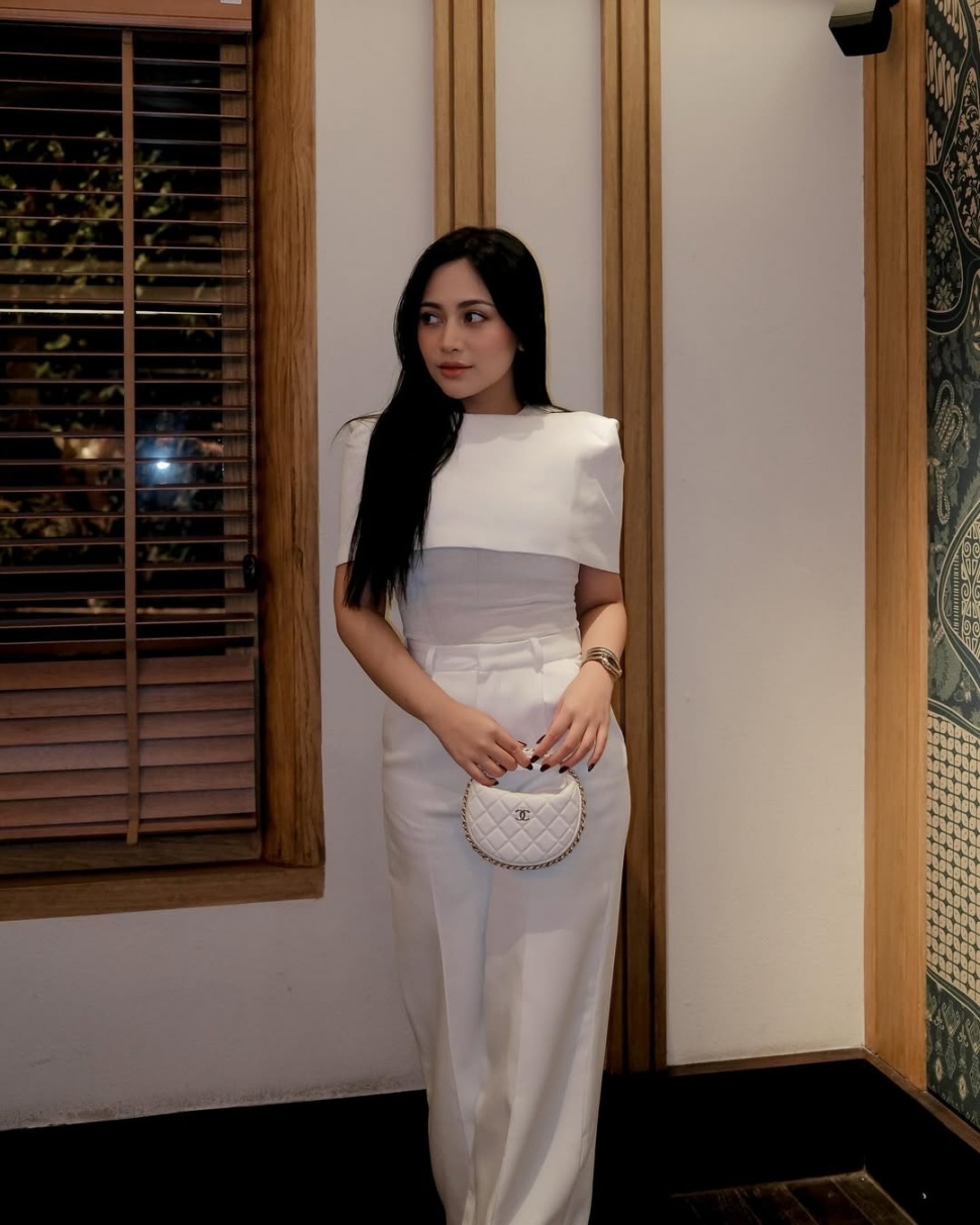 Outfit kondangan wanita ala artis (Instagram/@rachelvennya)