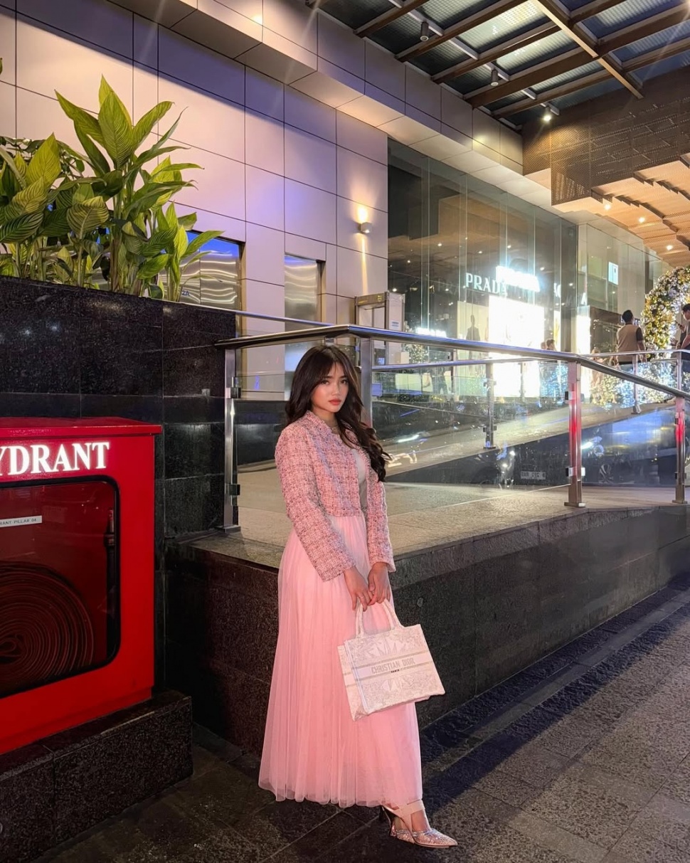 Outfit kondangan wanita ala artis (Instagram/@fuji_an)