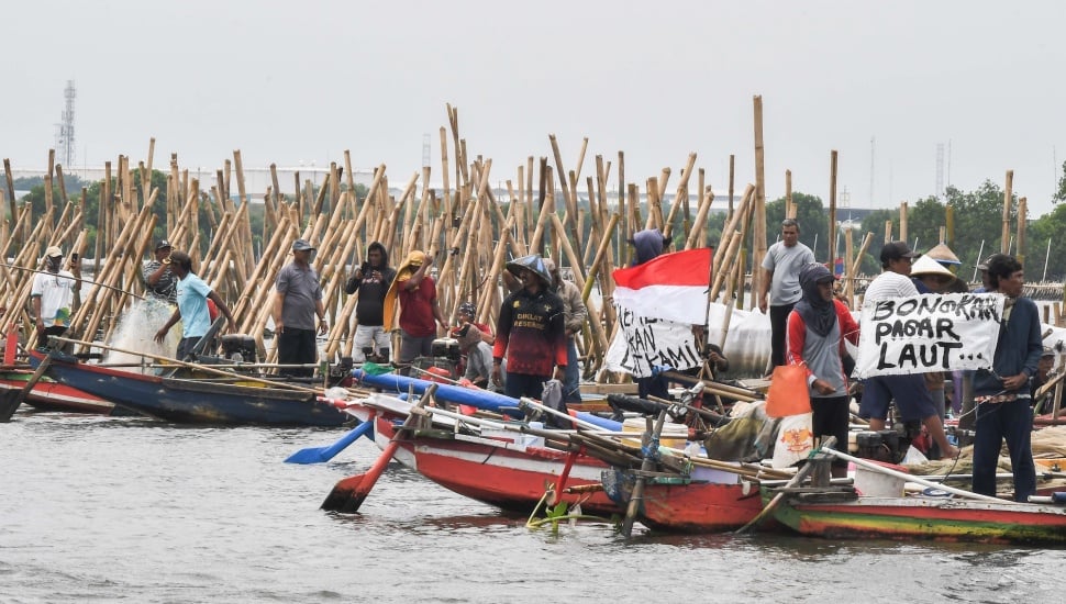 Sejumlah nelayan melakukan aksi protes menuntut pembongkaran pagar laut pesisir Tarumajaya, Desa Segarajaya, Kabupaten Bekasi, Selasa (4/2/2025). [ANTARA FOTO/Fakhri Hermansyah/YU]