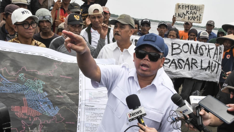 Menteri Agraria dan Tata Ruang (ATR)/Kepala Badan Pertanahan Nasional (BPN) Nusron Wahid (kanan) memberikan keterangan kepada wartawan saat meninjau area pagar laut pesisir Tarumajaya, Desa Segarajaya, Kabupaten Bekasi, Selasa (4/2/2025). [ANTARA FOTO/Fakhri Hermansyah/tom]