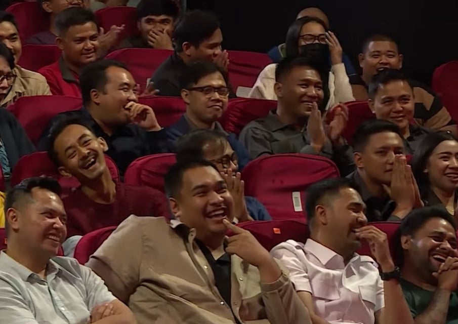 Menpora RI Dito Ariotedjo tertawa saat komika Fajar Mukti membahas Mulyono dan Fufufafa. (YouTube Stand Up Kompas TV)