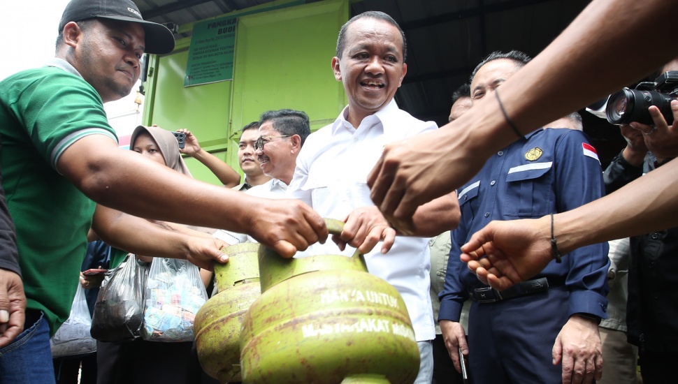 Menteri Energi dan Sumber Daya Mineral (ESDM) Bahlil Lahadalia (tengah) membantu melayani warga yang mengantre membeli gas elpiji 3 kilogram saat melakukan pemantauan di Karawaci, Tangerang, Banten, Selasa (4/1/2025). [ANTARA FOTO/Muhammad Iqbal/YU]