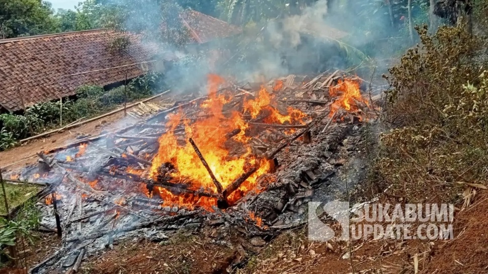 Rumah yang kebakaran di Kampung Cibereum, Desa Padasenang, Kecamatan Cidadap, Kabupaten Sukabumi, Selasa (4/2/2025). | Foto: Istimewa