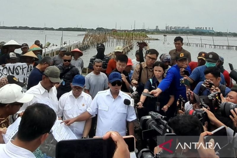 Menteri Agraria dan Tata Ruang/Badan Pertanahan Nasional Nusron Wahid (kanan-topi biru) memberikan keterangan kepada awak media saat meninjau pagar laut di Kabupaten Bekasi, Jawa Barat, Selasa. (ANTARA/Pradita Kurniawan Syah).