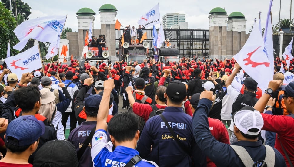 Buruh melakukan unjuk rasa di depan kompleks Parlemen, Senayan, Jakarta, Kamis (6/2/2025). [ANTARA FOTO/Sulthony Hasanuddin/nym]