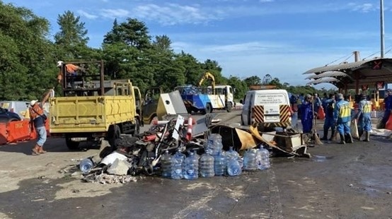 Kecelakaan truk pengangkut air mineral dalam kemasan Aqua di Gerbang Tol Ciawi, Selasa (4/2/2025). [dok/suara]