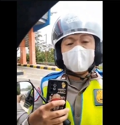 Anggota polisi yang terlibat adu mulut usai menuding pengemudi mobil bawa sabu di dalam tol. (Tangkapan layar/X)