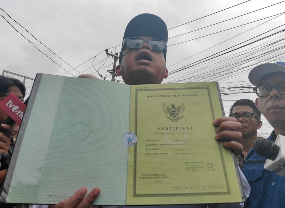 Menteri Agraria dan Tata Ruang/Badan Pertanahan Nasional (ATR/BPN) Nusron Wahid menyatakan Sertifikat Hak Milik (SHM) penghuni Cluster Setia Mekar Residence 2, Tambun Selatan, Kabupaten Bekasi, yang rumahnya digusur Pengadilan Negeri Cikarang pada 30 Januari 2025, masih sah. [Suara.com/Mae Harsa]