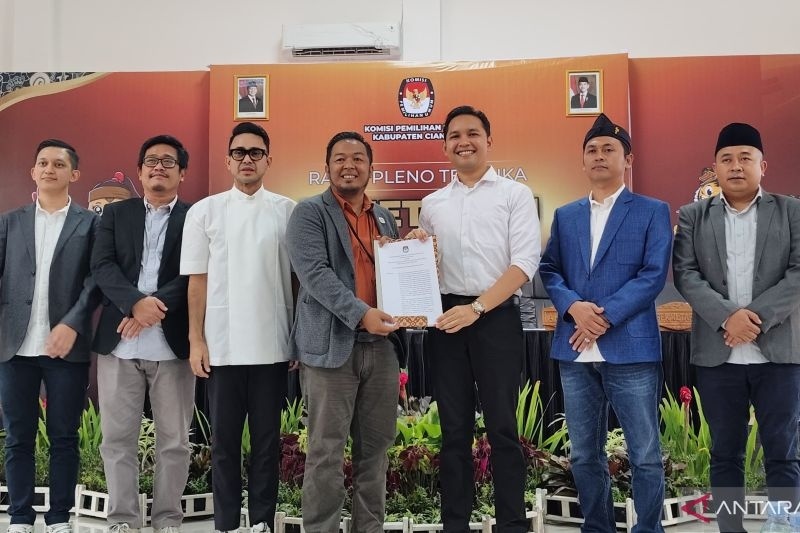 Bupati dan Wakil Bupati Cianjur, Jawa Barat terpilih dr Muhamad Wahyu dan Ramzi Geys Thebe menerima surat keputusan resmi dari KPU Cianjur sebagai pemenang Pilkada Cianjur 2024.(ANTARA/Ahmad Fikri). (Ahmad Fikri)