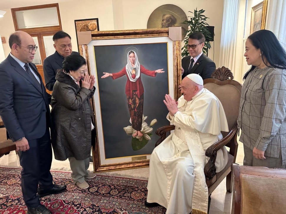 Pemimpin Umat Katolik Dunia, Paus Fransiskus, menerima Presiden Kelima RI yang juga Ketua Umum PDI Perjuangan (PDIP) Megawati Soekarnoputri dan delegasi. Pertemuan ini berlangsung di kediaman Paus di Santa Marta, Vatikan, Jumat (7/2/2025) sore. (Foto: Dok Tim Media Megawati)