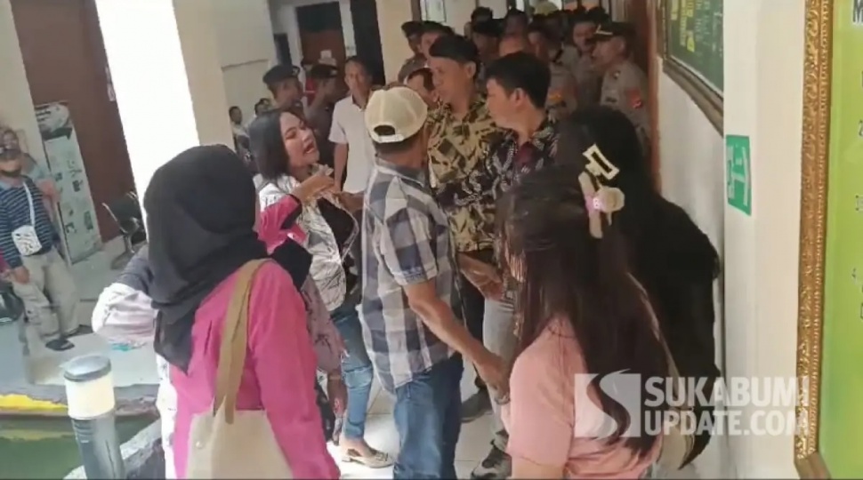 Keluarga korban pembunuhan wanita Cianjur ngamuk usai majelis hakim PN Cibadak Sukabumi putuskan menunda pembacaan vonis kepada kedua terdakwa. (Sumber Foto: SU/Ilyas)