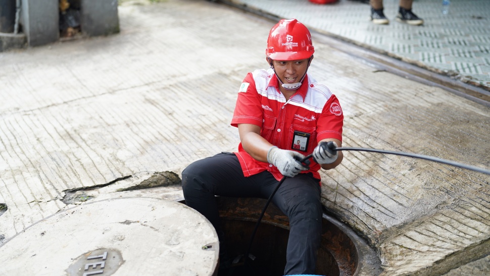 Teknisi telkom tengah menari kabel. (Dok: Telkom)