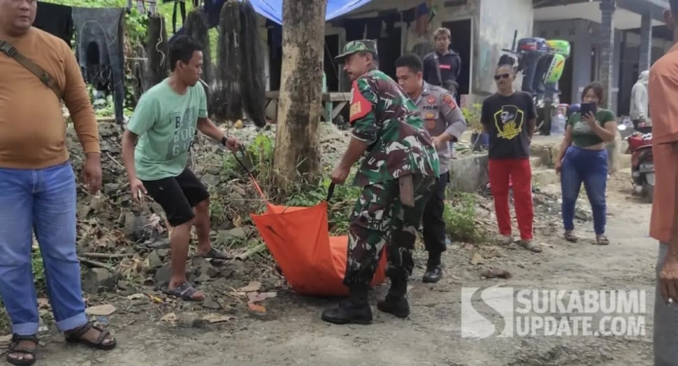 Proses evakuasi mayat pria berkaus loreng yang ditemukan di perairan Pantai Minajaya Sukabumi. (Sumber Foto: Istimewa)