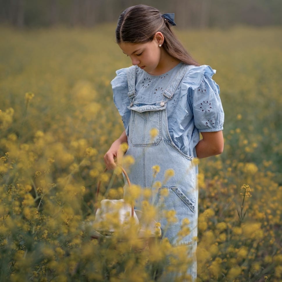 Inspirasi outfit Valentine. (Pexels/Claudia Ferrer)