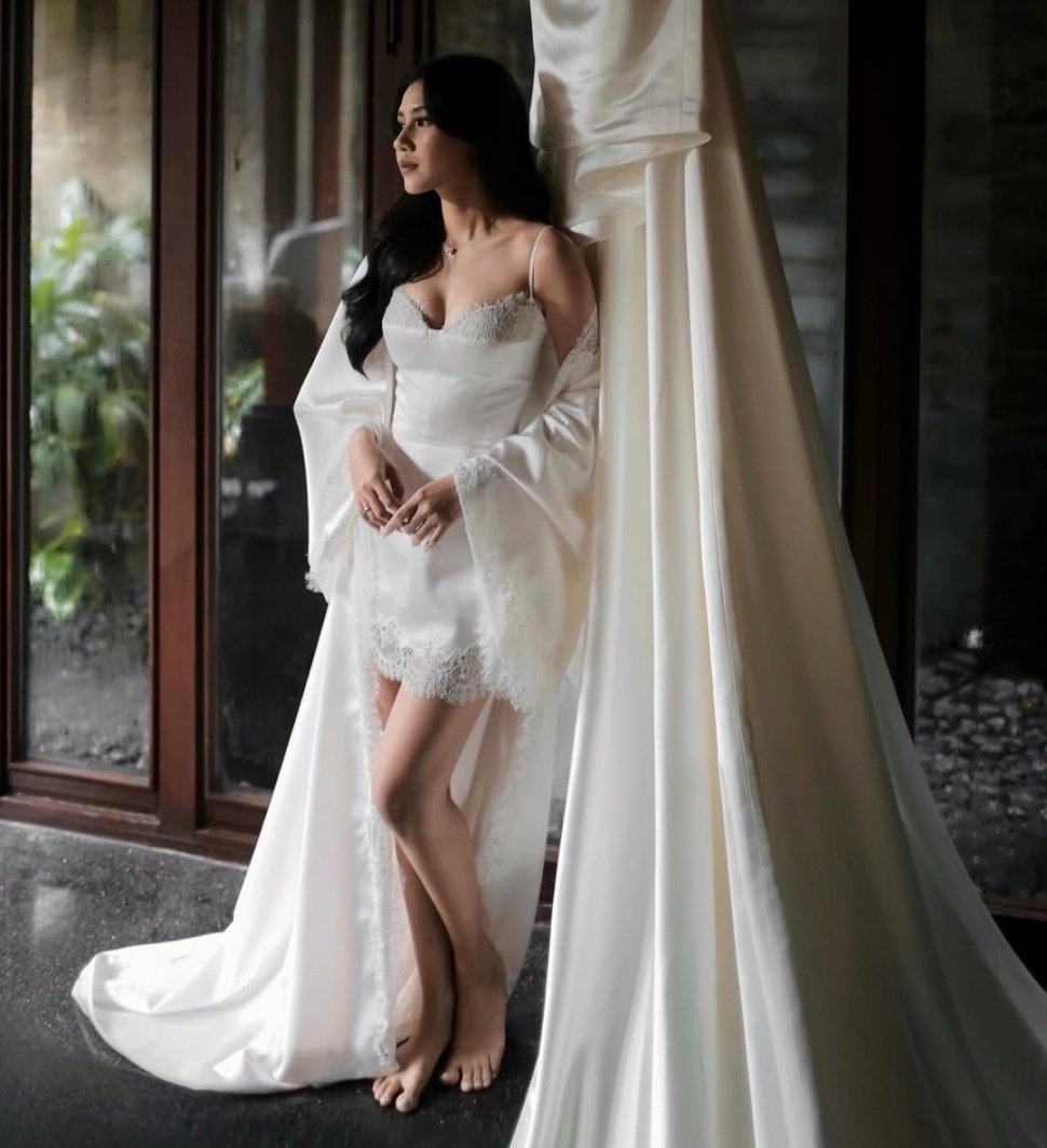 Pesona Wedding Robe Shenina Cinnamon: Elegansi Minimalis Karya Hian Tjen (Instagram)