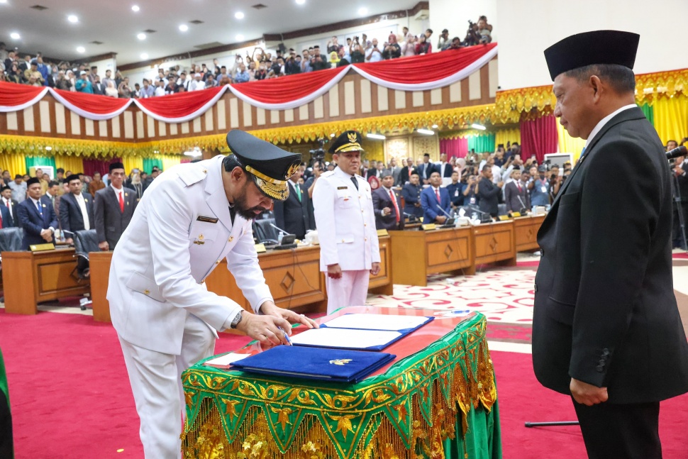 Pelantikan Gubernur dan Wakil Gubernur Aceh, Muzakir Manaf dan Fadhlullah periode 2025-2030 dipandu oleh Menteri Dalam Negeri Tito Karnavian, Rabu (13/2/2025). [Dok. Pemprov Aceh]