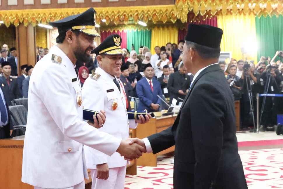 Pelantikan Gubernur dan Wakil Gubernur Aceh, Muzakir Manaf dan Fadhlullah periode 2025-2030 dipandu oleh Menteri Dalam Negeri Tito Karnavian, Rabu (13/2/2025). [Dok. Pemprov Aceh]