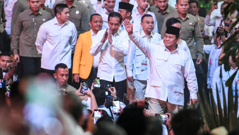 Presiden Prabowo Subianto (kanan) yang juga Ketua Umum Partai Gerindra bersama Presiden ke-7 Joko Widodo (ketiga kanan) dan Ketua Harian DPP Partai Gerindra Sufmi Dasco Ahmad (kedua kanan) menghadiri perayaan HUT ke-17 Partai Gerindra di Sentul International Convention Center, Bogor, Jawa Barat, Sabtu (15/2/2025). [ANTARA FOTO/Hafidz Mubarak A/agr]