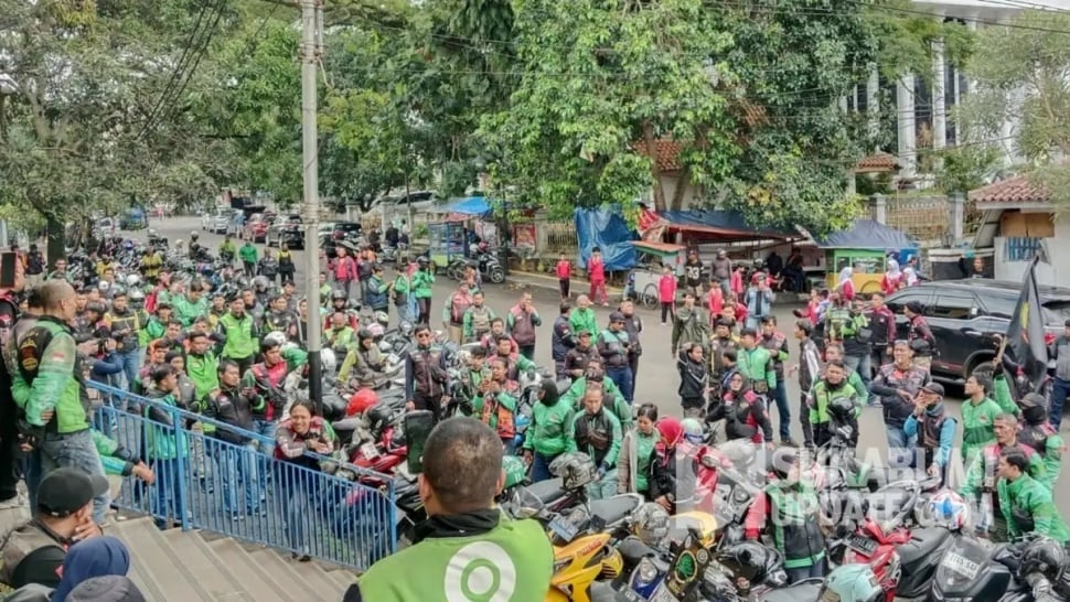 Ratusan driver ojol saat melakukan aksi mogok narik di Jalan Masjid Kota Sukabumi pada Senin (17/2/2025). | Foto: SU/Asep Awaludin