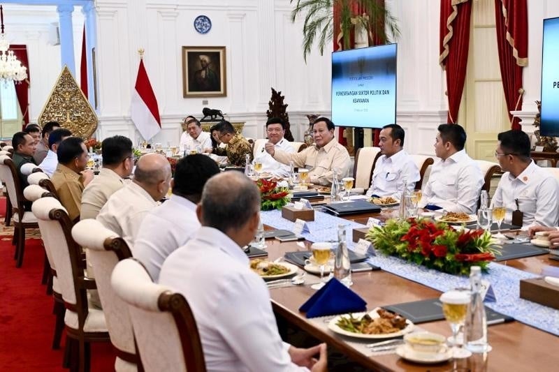 Presiden Prabowo rapat sembari makan siang dengan jajaran menteri Kabinet Merah Putih. (Foto: Cahyo - Biro Pers Sekretariat Presiden)