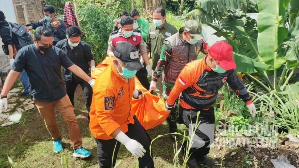 Proses evakuasi jenazah Bah Ace (60 tahun) di Kampung Palagan RT 01/07 Desa Bojongkokosan, Kecamatan Parungkuda, Kabupaten Sukabumi, Selasa (18/2/2025). | Foto: SU/Ibnu Sanubari