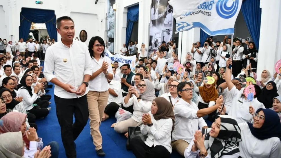 Bey Machmudin beserta istri saat berpamitan dengan para pegawai dan kepala perangkat daerah di lingkungan Pemprov Jabar di Aula Barat Gedung Sate, Kota Bandung, Rabu (19/2/2025). (Sumber Foto: Biro Adpim Jabar)