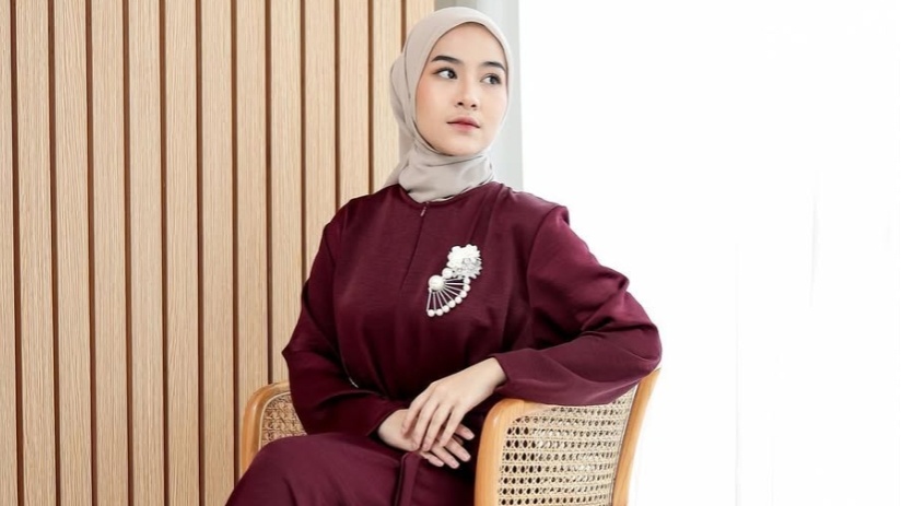 Baju Burgundy Cocok dengan Hijab Warna Apa? ( Instagram/jardinscarves)