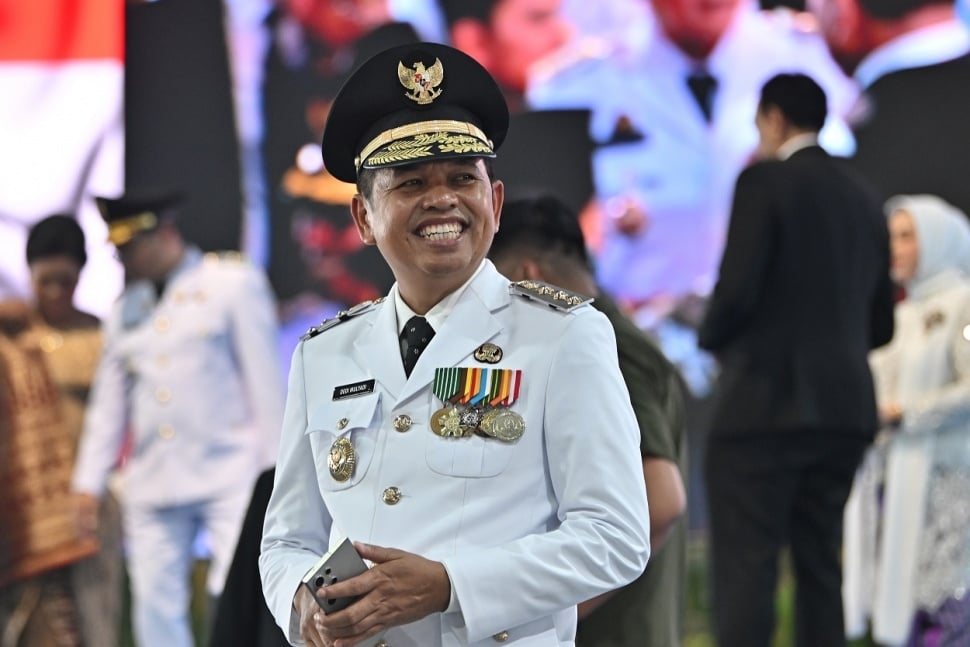 Gubernur Jawa Barat Dedi Mulyadi tersenyum usai mengikuti upacara pelantikan di kompleks Istana Kepresidenan, Jakarta, Kamis (20/2/2025). Presiden Prabowo Subianto melantik 961 kepala daerah yang terdiri dari 33 gubernur dan 33 wakil gubernur, 363 bupati, 362 wakil bupati, 85 wali kota, dan 85 wakil wali kota dalam upacara tersebut. ANTARA FOTO/Aditya Pradana Putra/rwa. 