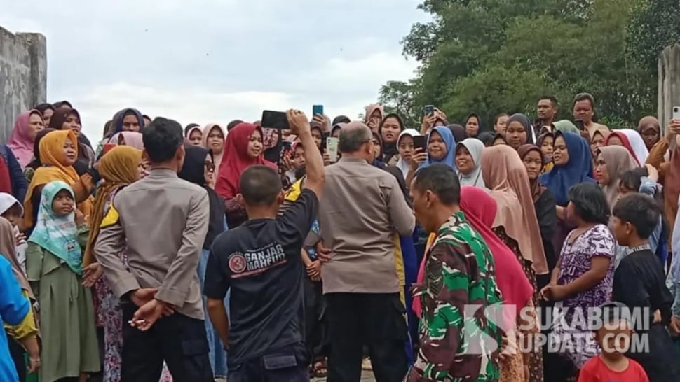 Kapolsek Cidahu AKP Endang Slamet dan jajaran saat mendengar aspirasi puluhan emak-emak yang protes soal wabah lalat ke peternakan ayam. (Sumber Foto: Istimewa)