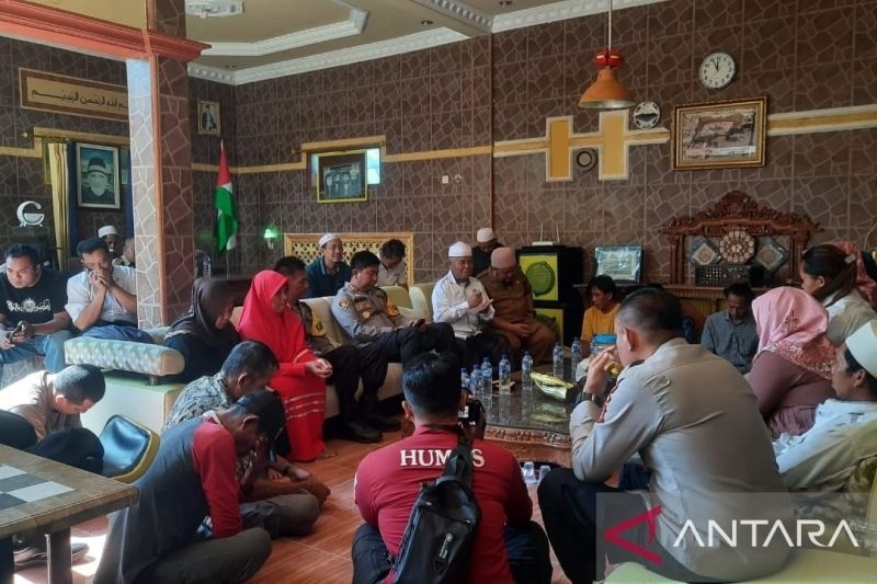 Forkopimda Kabupaten Sukabumi saat berkunjung ke Kampung Cihurang, Desa Cidadap, Kecamatan Simpenan, Kabupaten Sukabumi, Jabar terkait koordinasi penanganan kasus Samson pada Senin (24/2/2025). ANTARA/Aditya A Rohman