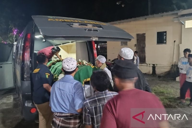 Jenazah Suherlan alias Samson warga Kampung Cihurang, Desa Cidadap, Kecamatan Simpenan, Kabupaten Sukabumi, Jawa Barat yang tewas diamuk massa hendak dimakamkan pada Sabtu, (22/2/2025). ANTARA/Aditya A Rohman