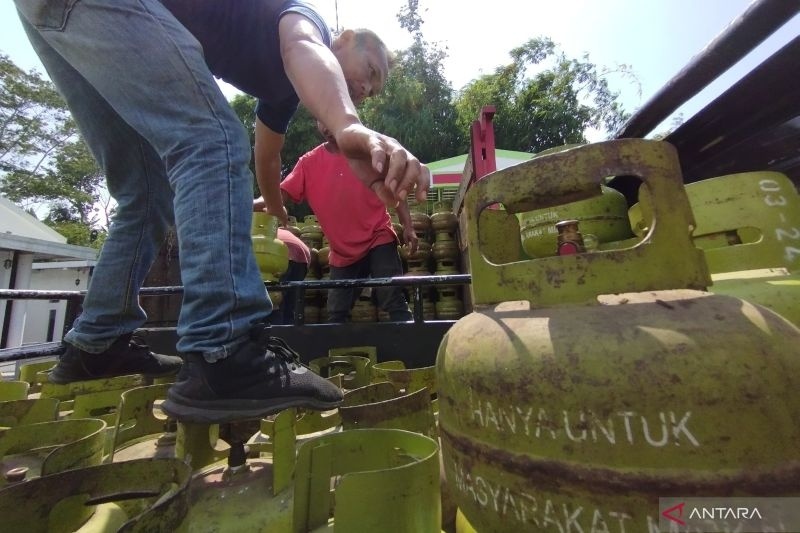 Pegawai menurunkan tabung LPG subsidi di Kabupaten Garut, Jawa Barat. ANTARA/Feri Purnama