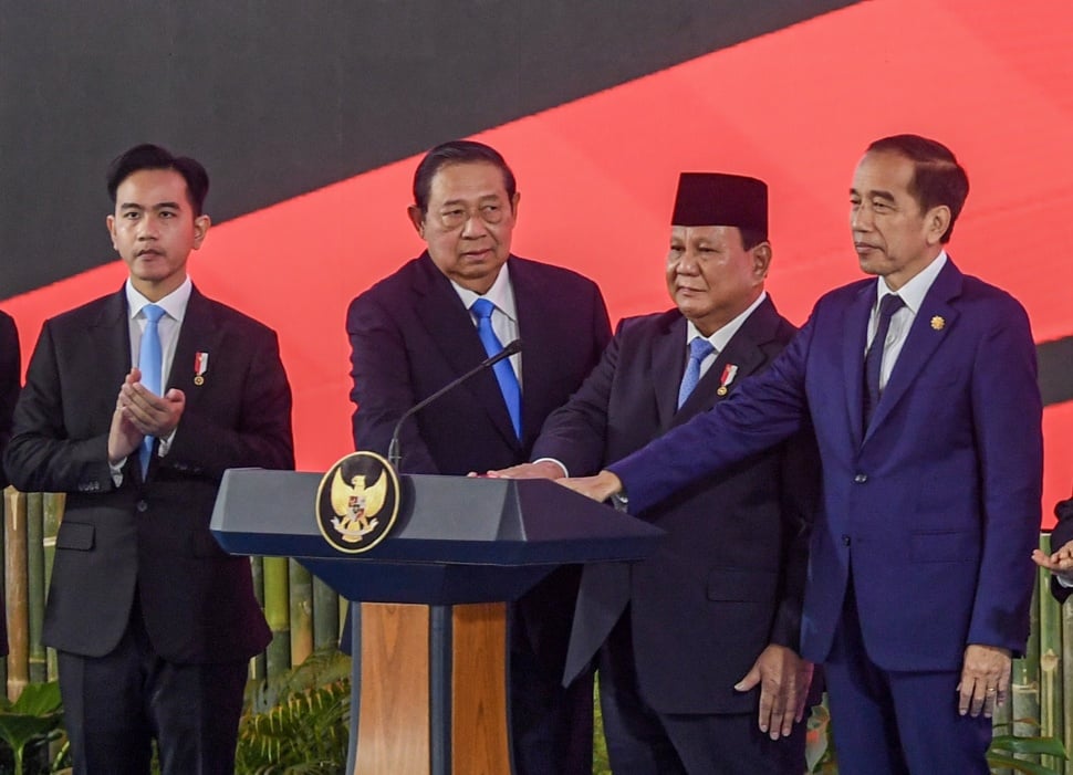 Presiden Prabowo Subianto (kelima kiri) didampingi Wapres Gibran Rakabuming Raka (ketiga kiri) bersama Presiden ketujuh Joko Widodo (keempat kanan), Presiden keenam Susilo Bambang Yudhoyono (keempat kiri) meluncurkan secara simbolis badan pengelola investasi Daya Anagata Nusantara (Danantara) Istana Merdeka, Jakarta Pusat, Senin (24/2/2025). Presiden Prabowo mengatakan bahwa Danantara sebagai dana kekayaan Negara atau sovereign wealth fund Indonesia itu akan mengelola aset senilai lebih dari 900 miliar dolar AS, dengan proyeksi dana awal mencapai 20 miliar dolar AS. ANTARA FOTO/Muhammad Adimaja/app/nz